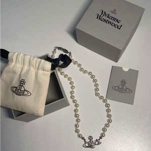 NEW! VIVIENNE WESTWOOD
Beige Mini Pearl Bas Relief Choker
